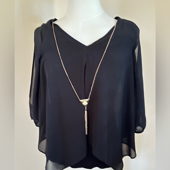 Chic Black Blouse with Necklace - Picture 4 of 13